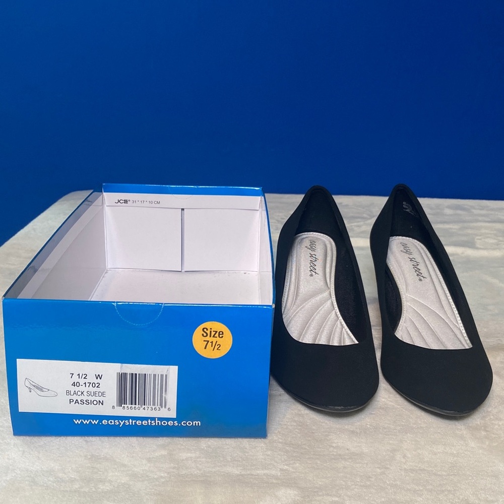 Easy Street Ladies Women’s Size 7 1/2 Wide Black Suede “Passion” 3” Heel Pump 😍